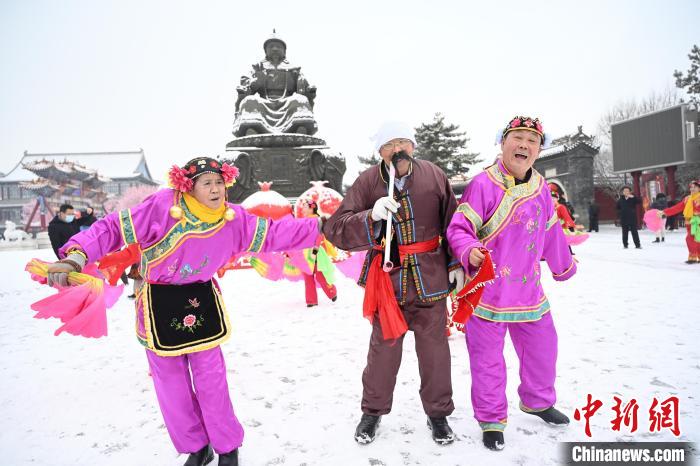 2月13日，秧歌隊在呼和浩特市大召廣場雪中起舞?！⑽娜A 攝