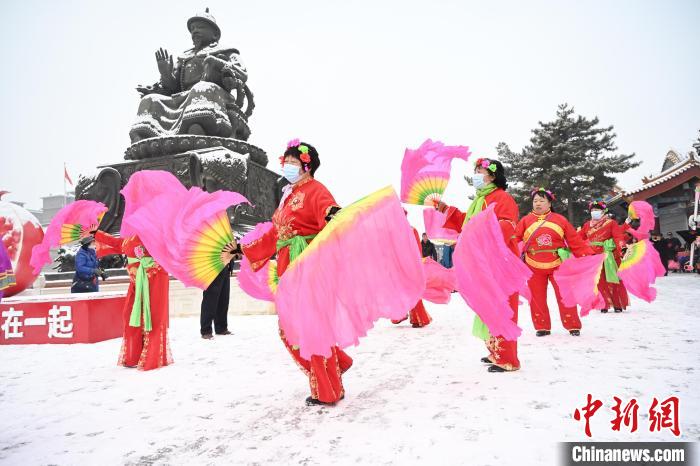 2月13日，秧歌隊在呼和浩特市大召廣場雪中起舞?！⑽娜A 攝