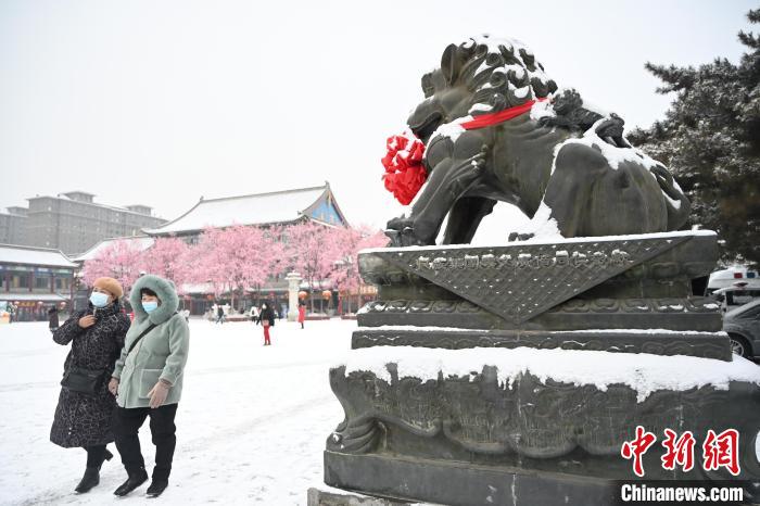 2月13日，民眾在呼和浩特市大召廣場雪中漫步。　劉文華 攝