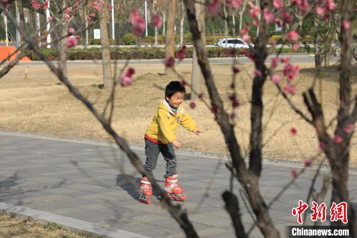 小朋友公園里玩耍?！∴囆?qiáng) 攝