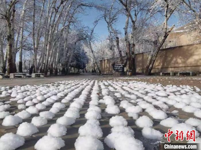 圖為春雪過后的莫高窟美不勝收?！≈鼙笕?攝