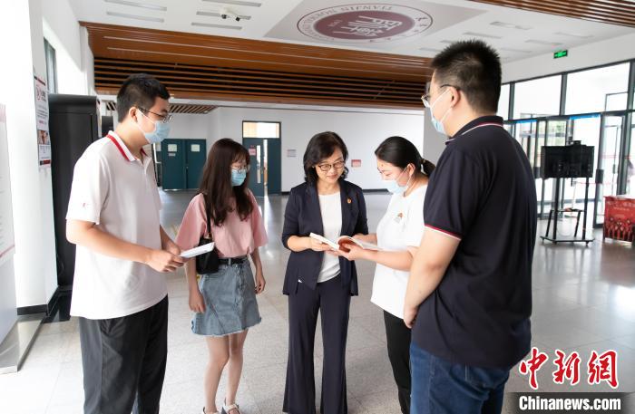 天津師范大學跨文化與世界文學研究院院長、教授郝嵐為同學們解答問題?！⊥踉谟?攝