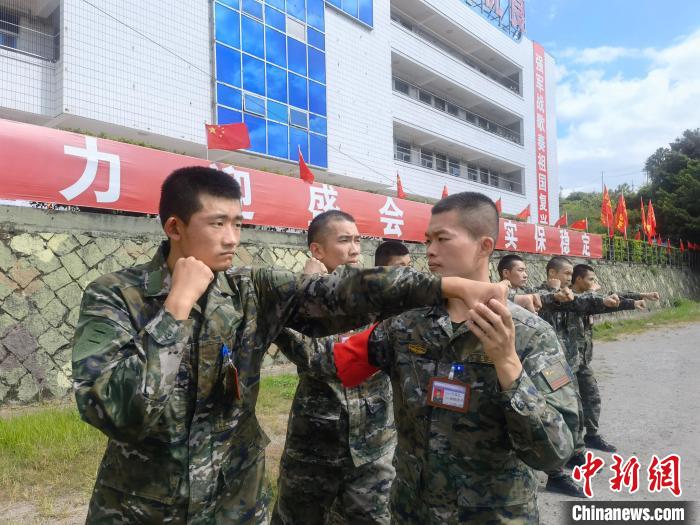 新兵尤云龍(左)不斷向一名合格軍人蛻變?！￡愴?攝