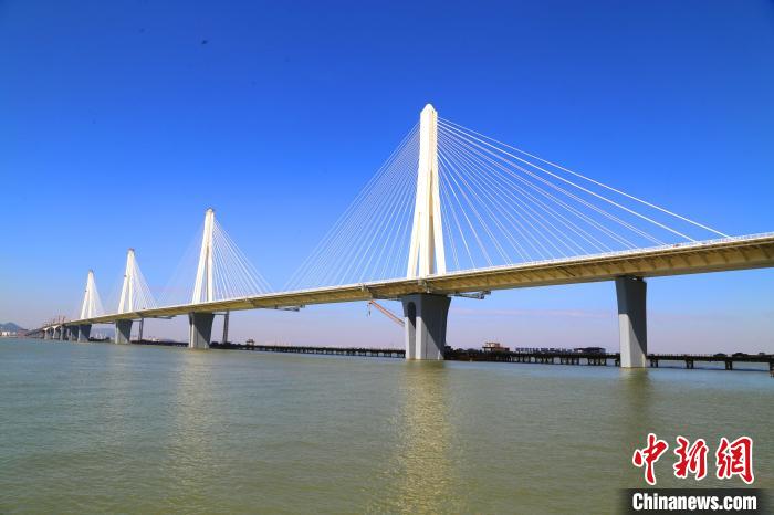 建設(shè)中的珠海金海特大橋。　孟慶虎 攝