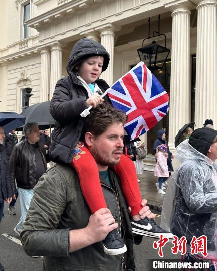 英國(guó)民眾雨中觀看查爾斯三世加冕儀式