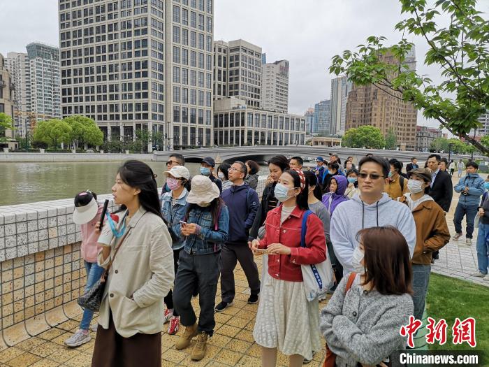 新階層人士走讀黃浦蘇州河沿岸?！》队畋?攝