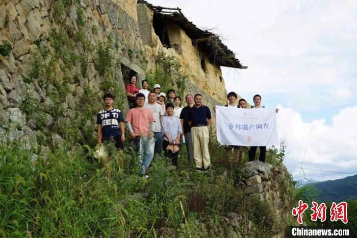 杜曉帆與該中心教師團(tuán)隊(duì)調(diào)研足跡遍布全中國(guó)各省市800多個(gè)城鄉(xiāng)聚落、文化景觀等?！?fù)旦大學(xué)國(guó)土與文化資源研究中心供圖