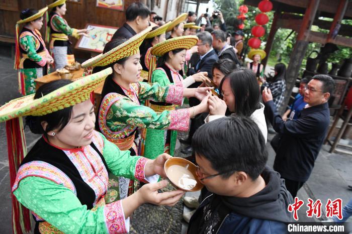 楓香瑤寨村民用攔門酒熱情迎接客人。　楊華峰 攝