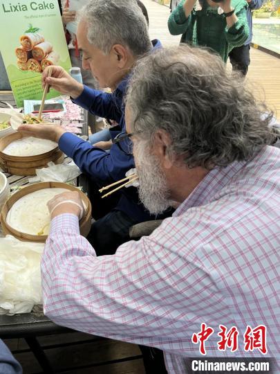 外交官們體驗做立夏餅。　華東師范大學(xué)供圖