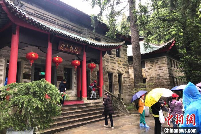 圖為在廬山抗戰(zhàn)博物館外，有不少等待參觀的游客?！蛆i泉 攝