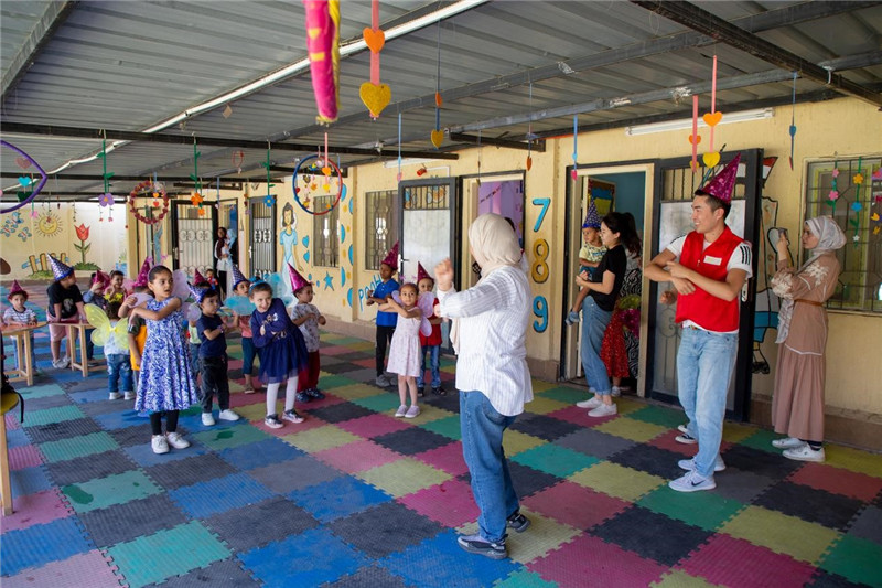 圖為中埃青年志愿者在埃及新開(kāi)羅幼兒園開(kāi)展“志愿服務(wù)伴成長(zhǎng)，中埃攜手慶六一”活動(dòng)。中建埃及分公司供圖