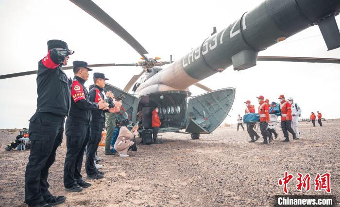 圖為阿拉善邊境管理支隊民警目送航天員登機離開?！缇?攝