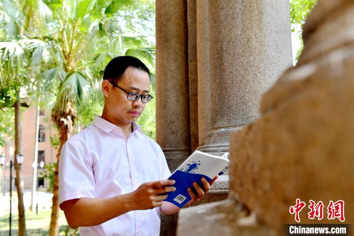 圖為福建師范大學(xué)教育學(xué)院臺(tái)灣教師陳昭志正在看書(shū)。　呂明 攝