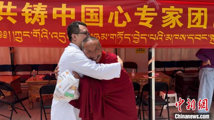 西藏自治區(qū)昌都市左貢縣田妥鎮(zhèn)義診點，一位僧人對北京京煤集團總醫(yī)院呼吸科主任醫(yī)師陳亮表示感謝?！〔苄穹?攝