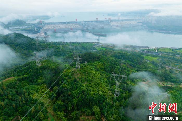 三峽輸電線路。　何偉 攝