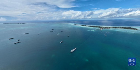 7月22日，中國(guó)海軍“和平方舟”號(hào)醫(yī)院船結(jié)束基里巴斯訪問，駛離塔拉瓦港。新華社發(fā)（桂江波 攝）