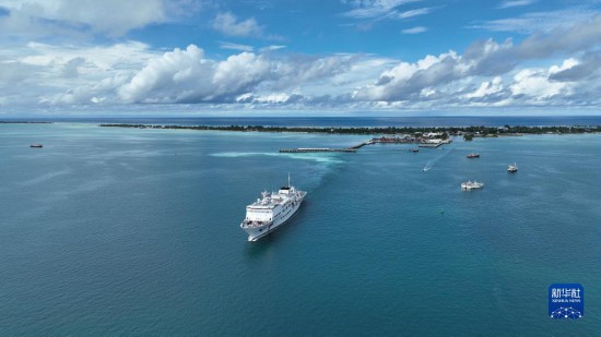 7月22日，中國(guó)海軍“和平方舟”號(hào)醫(yī)院船結(jié)束基里巴斯訪問，駛離塔拉瓦港。新華社發(fā)（桂江波 攝）