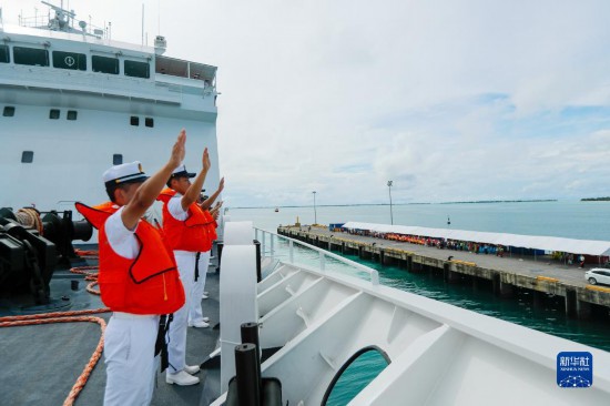 7月22日，中國(guó)海軍“和平方舟”號(hào)醫(yī)院船駛離基里巴斯首都塔拉瓦任務(wù)官兵向送行人群揮手告別。新華社發(fā)（黎宇 攝）