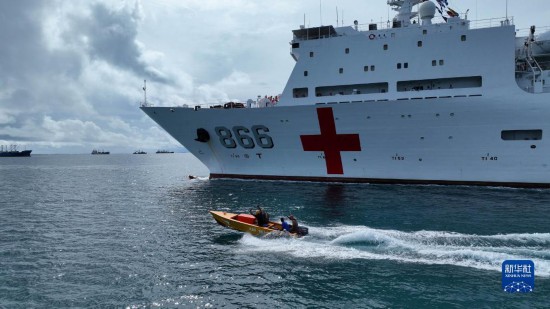 7月22日，中國(guó)海軍“和平方舟”號(hào)醫(yī)院船駛離塔拉瓦港途中，基里巴斯當(dāng)?shù)孛癖婑{船揮手告別。新華社發(fā)（桂江波 攝）