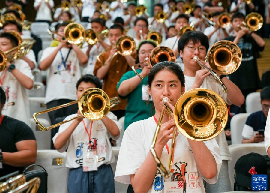 8月1日，在第九屆中國(guó)國(guó)際低音銅管藝術(shù)節(jié)的一場(chǎng)公益大師課上，低音銅管樂器愛好者在練習(xí)長(zhǎng)號(hào)。新華社記者 劉潺 攝