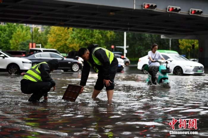 7月30日，河北省持續(xù)發(fā)布暴雨紅色預(yù)警信號(hào)。受今年第5號(hào)臺(tái)風(fēng)“杜蘇芮”殘余環(huán)流影響，7月28日以來(lái)，地處華北地區(qū)的河北省大部出現(xiàn)降雨。30日17時(shí)，該省氣象臺(tái)發(fā)布當(dāng)日第三次暴雨紅色預(yù)警信號(hào)。石家莊市城區(qū)不少區(qū)域積水嚴(yán)重，城管、環(huán)衛(wèi)、園林、市政等部門緊急出動(dòng)，聯(lián)合疏堵保暢，筑牢防汛安全屏障。圖為石家莊裕華區(qū)城管局防汛隊(duì)員對(duì)沿街收水井進(jìn)行雜物清理，以保證排水暢通。翟羽佳 攝