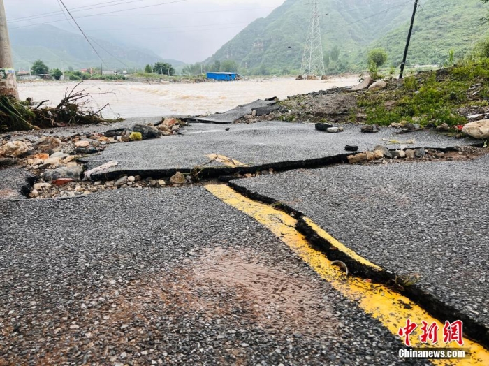 受臺風(fēng)“杜蘇芮”影響，7月29日至8月1日，河北省淶水縣普降暴雨，持續(xù)強(qiáng)降雨和強(qiáng)風(fēng)天氣引發(fā)洪水險(xiǎn)情。連日來，當(dāng)?shù)亟M織數(shù)千人搶險(xiǎn)救援隊(duì)伍，集中力量加快排水、清理路面、救援拋錨車輛、搶修倒伏電線桿等工作。8月1日，方便面、飲用水、火腿腸、面包等首批調(diào)撥救災(zāi)物資送抵救災(zāi)一線，并于當(dāng)天發(fā)放到受災(zāi)群眾手中。目前，淶水縣受損交通、電力、通信等基礎(chǔ)設(shè)施正在加緊搶修，山區(qū)受困人員已分批轉(zhuǎn)移，各項(xiàng)搶險(xiǎn)救災(zāi)工作正在有序進(jìn)行中。圖為淶水縣婁村鎮(zhèn)南安莊村被洪水沖毀的路面。(文/呂子豪 楊猛)李金璐 攝