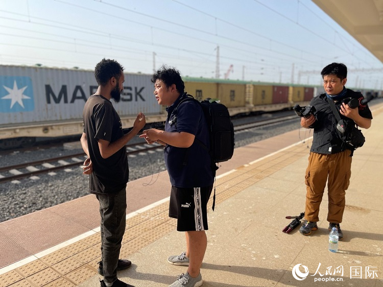 亞吉鐵路吉布提線工作人員介紹列車運(yùn)營(yíng)情況。人民網(wǎng)記者 趙艷紅攝