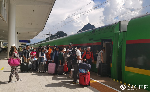 乘坐中老鐵路國(guó)際旅客列車的旅客在老撾瑯勃拉邦站排隊(duì)上車。人民網(wǎng)記者 杜明明攝