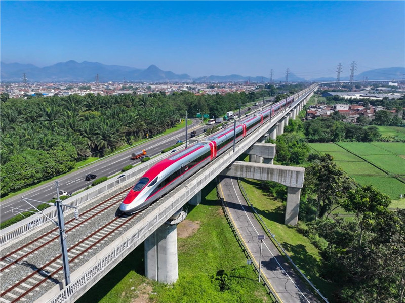 奔馳在雅萬高鐵上的動車組。中車青島四方機車車輛股份有限公司供圖