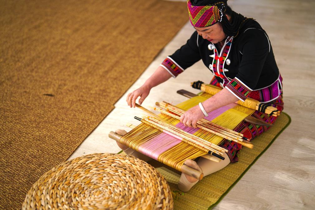 4月17日，黎族傳統(tǒng)紡染織繡技藝國家級代表性傳承人劉香蘭在2023年意大利米蘭設(shè)計(jì)周上展示黎錦織造技藝。新華社發(fā)