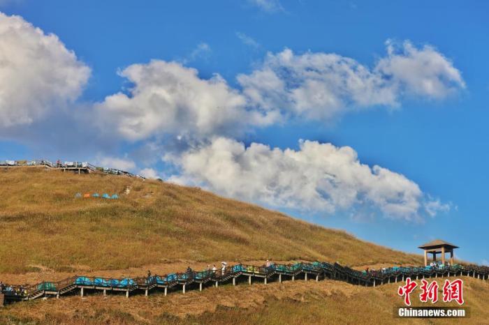 資料圖：圖為江西武功山高山草甸旁的登山步道，游客在登山。 劉力鑫 攝