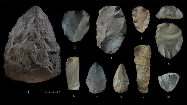 石制品 1.手斧 2、4、5.勒瓦婁哇石核（循環(huán)剝片法、優(yōu)先剝片法）3.勒瓦婁哇石葉石核 6.勒瓦婁哇石葉 7、8.勒瓦婁哇尖狀器 9.石葉 10.錐形石葉石核。中肯聯(lián)合考古隊供圖