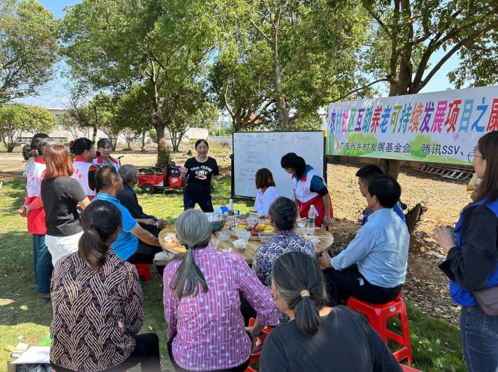 10月23日，廣東韶關農村的互助養(yǎng)老探索，結合仁化縣董塘鎮(zhèn)新龍村的重陽節(jié)活動，將村支書、婦女主任、項目管理人員、新龍村助老員、村民志愿者、健康熱心的老人聚集在一起。 受訪者供圖