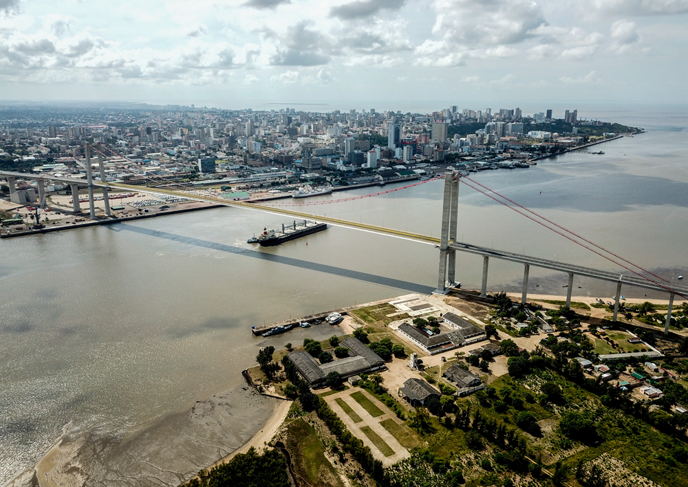 這是2019年4月8日在莫桑比克首都馬普托拍攝的馬普托大橋（無人機照片）。新華社記者 張宇 攝