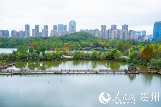 秋日時節(jié)，觀山湖公園景色美不勝收。人民網(wǎng) 陽茜攝