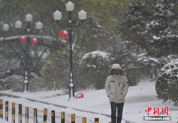 圖為市民在雪中出行。 <a target='_blank' href='/' ><p  align=