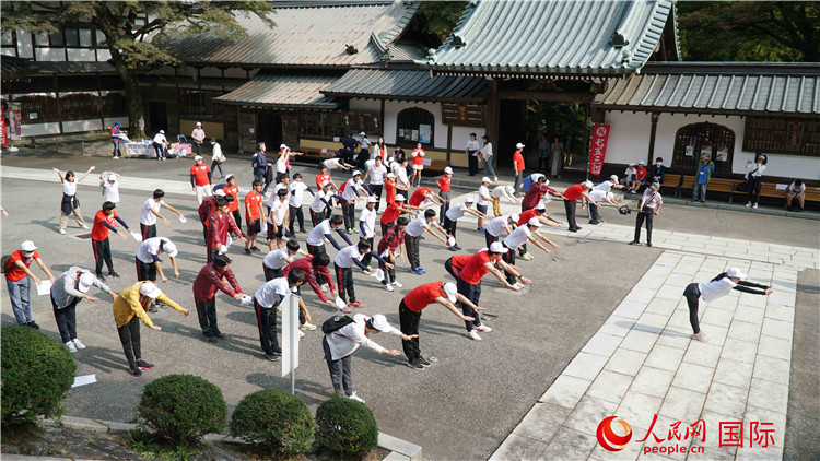 開跑前，中日青少年一起做熱身運動。人民網(wǎng) 蔣曉辰攝