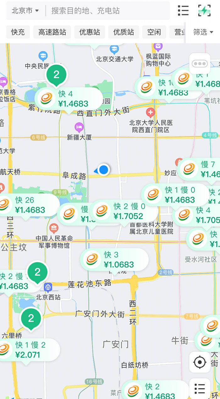 中新財(cái)經(jīng)查詢相關(guān)充電APP發(fā)現(xiàn)，電價(jià)平峰時(shí)段，快充樁的價(jià)格普遍在1.4元度左右。