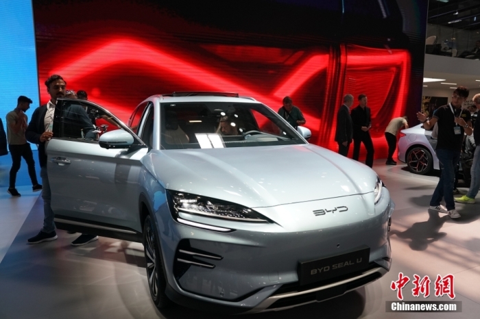 2023年德國(guó)國(guó)際汽車(chē)及智慧出行博覽會(huì)(IAA mobility)(亦簡(jiǎn)稱慕尼黑國(guó)際車(chē)展)將于9月5日正式開(kāi)幕。在9月4日舉行的媒體日，記者看到諸品牌紛紛攜“拳頭”產(chǎn)品亮相。圖為當(dāng)日比亞迪SEAL U在歐洲首秀。<a target='_blank' href='/'><p  align=