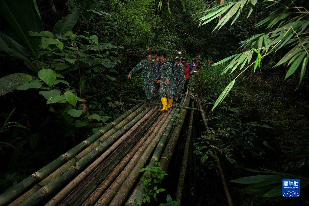 12月4日，在印度尼西亞西蘇門答臘省的馬拉皮火山附近，搜救人員轉(zhuǎn)移傷者。新華社發(fā)（安德里·馬迪安斯亞攝）