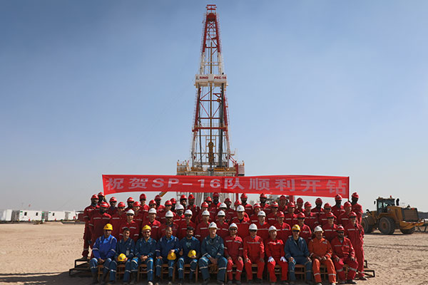 12月25日，中石化國工科威特分公司SINOPEC-16隊在科威特北部油區(qū)順利開鉆。中石化供圖