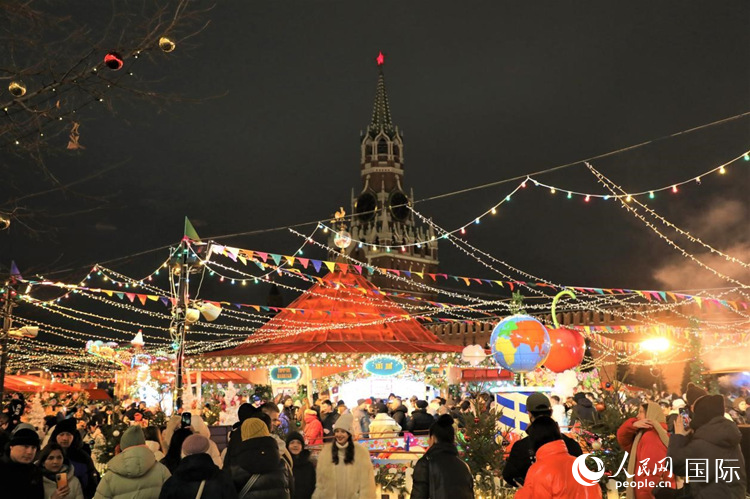 位于莫斯科紅場中央的“古姆”新年集市。人民網(wǎng)記者 隋鑫攝