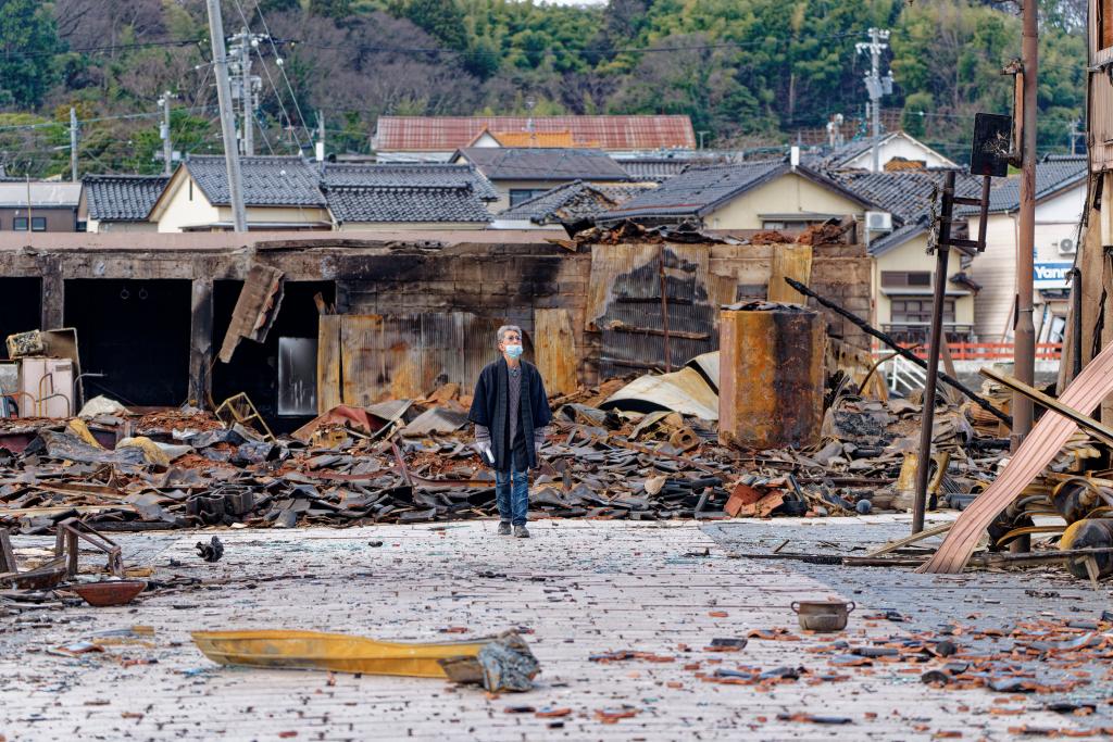 1月4日，一名市民查看日本石川縣輪島市“輪島早市”廢墟。新華社記者張笑宇攝