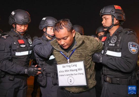 1月30日，在緬甸內(nèi)比都國際機場，緬甸警方依法向我公安機關(guān)移交緬北重大犯罪嫌疑人白應(yīng)蒼。新華社記者 殷剛 攝