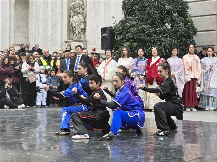 當?shù)匚湫g(shù)學院進行武術(shù)表演。張錫琪攝