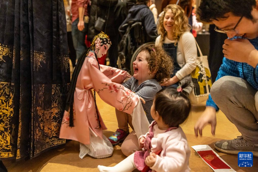 2月11日，孩子們在美國費城藝術博物館舉行的龍年迎新春活動上體驗木偶戲。新華社發(fā)（周煥新攝）