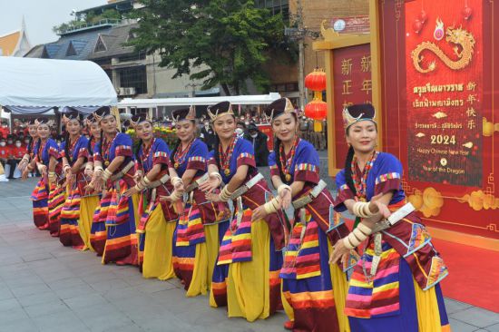 2月10日，演員在泰國(guó)曼谷唐人街舉行的“歡樂(lè)春節(jié)”活動(dòng)上跳舞。當(dāng)日，泰國(guó)“歡樂(lè)春節(jié)”文化活動(dòng)在曼谷唐人街舉辦。（新華社發(fā)，拉亨攝）