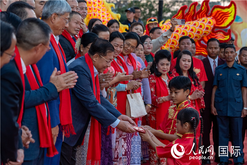 在活動現(xiàn)場，敏昂萊主席根據(jù)當?shù)貍鹘y(tǒng)向兒童送祝福2-人民網(wǎng)記者謝佳君攝