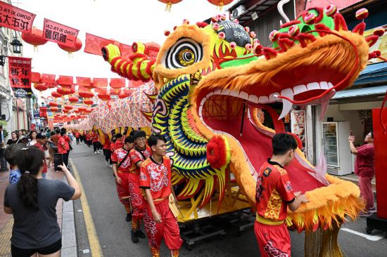 2月1日，由馬來西亞和中國的100多名青少年組成的舞龍隊在馬來西亞馬六甲市雞場街上共舞一條近200米的“長龍”。這是活動現(xiàn)場的“長龍”。新華社記者程一恒攝