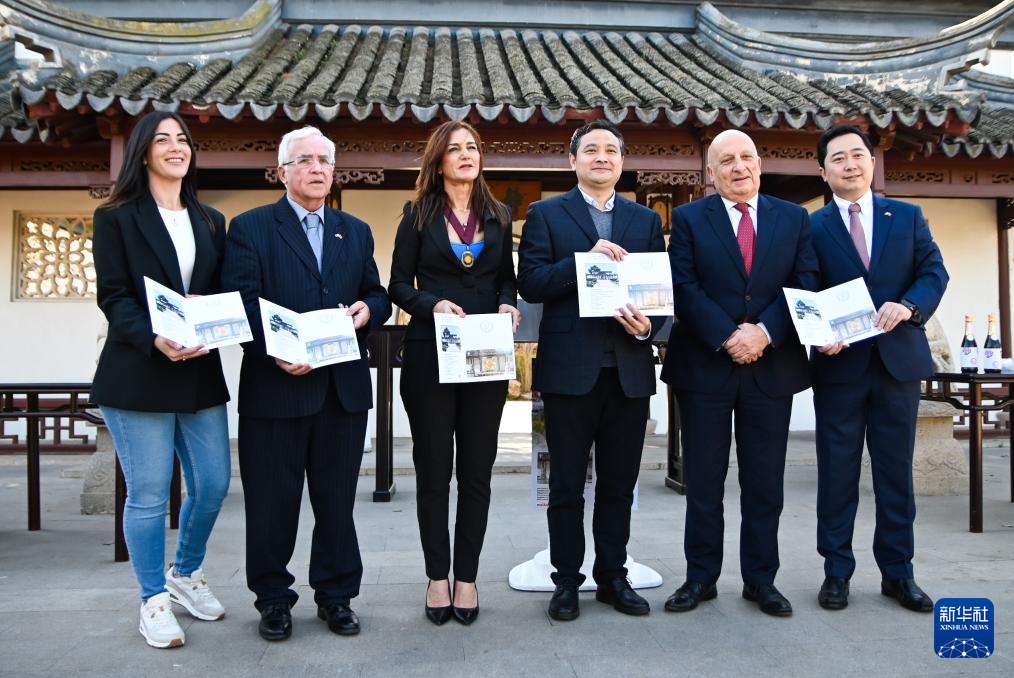 3月6日，嘉賓出席在馬耳他桑塔露琪亞市舉行的中國(guó)生肖郵票發(fā)行儀式。新華社發(fā)（喬納森·博格攝）